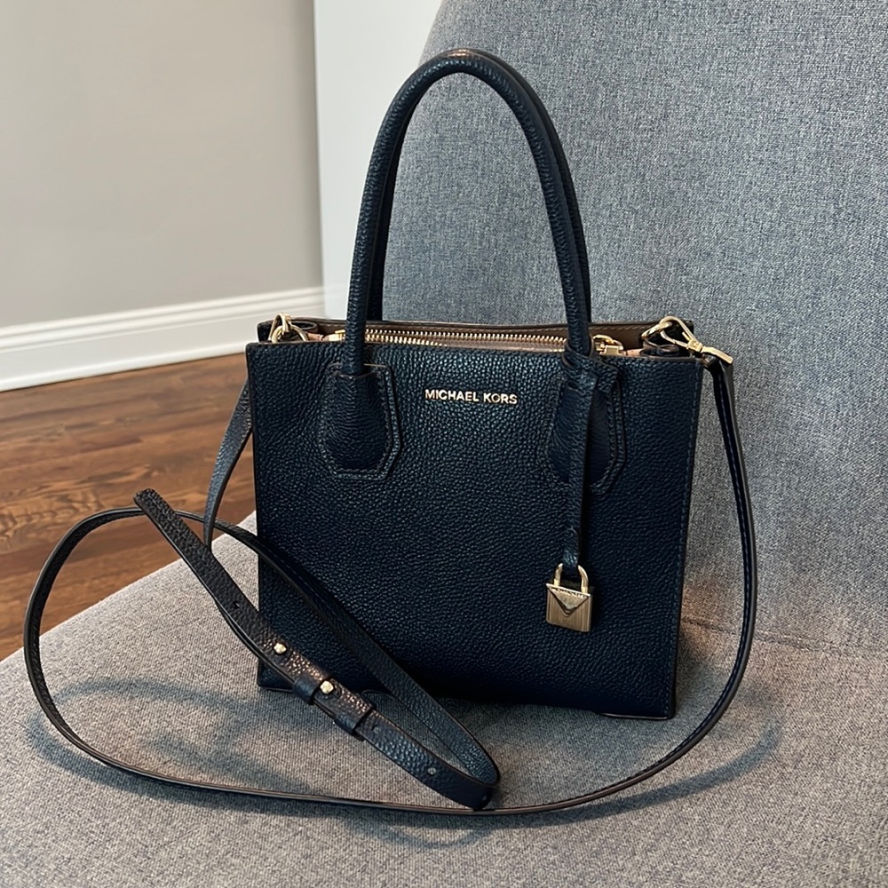 Super cute mini Michael Kors bag!! Perfect condition